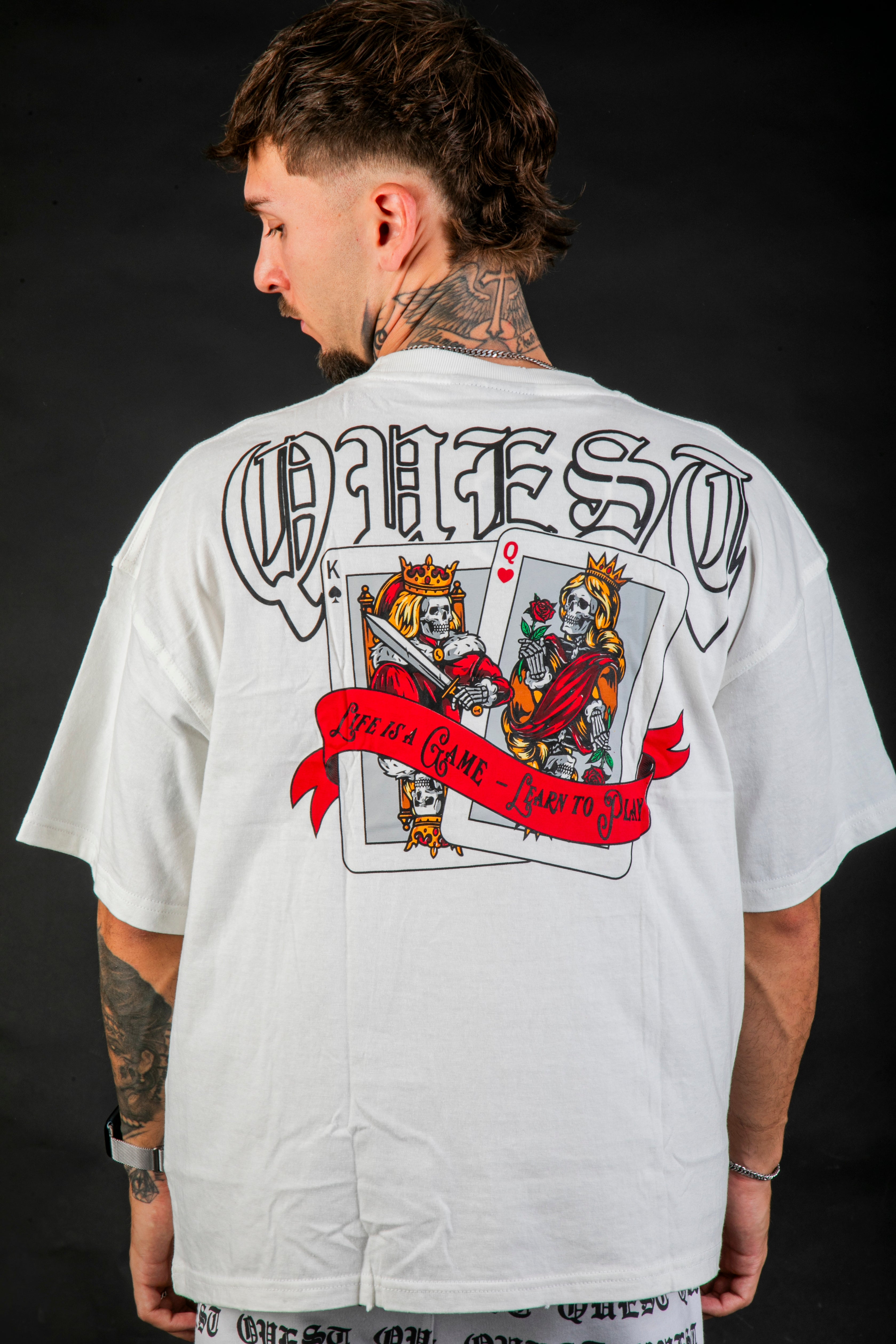 CURTIS グラフィック Tシャツ XL ホワイト Cards Oversized Graphic T-Shirt – White – Quest Clothing